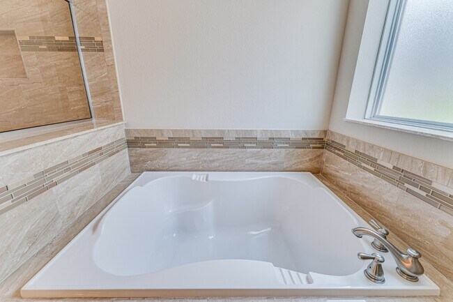 Building Photo - Stunning David weekly designed 3 BR+ OFFICE/ 2.5 BA / 2 Car executive townhouse in Hyde Park / So...