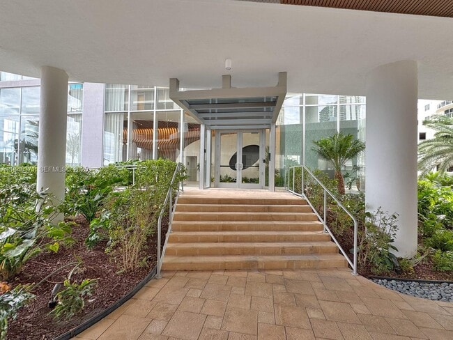 Building Photo - 700 NE 24th St