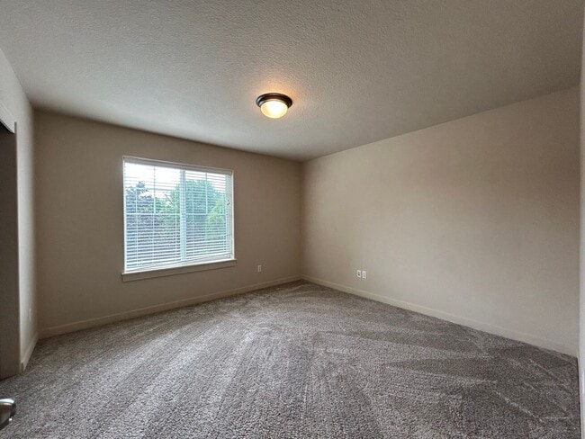 Building Photo - Spacious 4 Bed, 2.5 Bath Home!