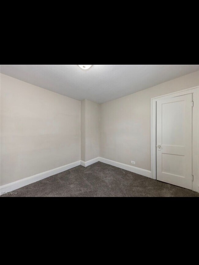 Building Photo - Charming 4-Bedroom Property in Prime Location