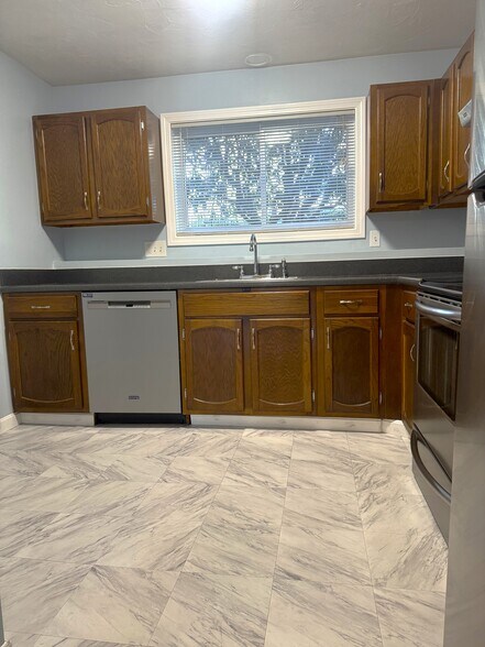 Building Photo - 83 Highwood Dr