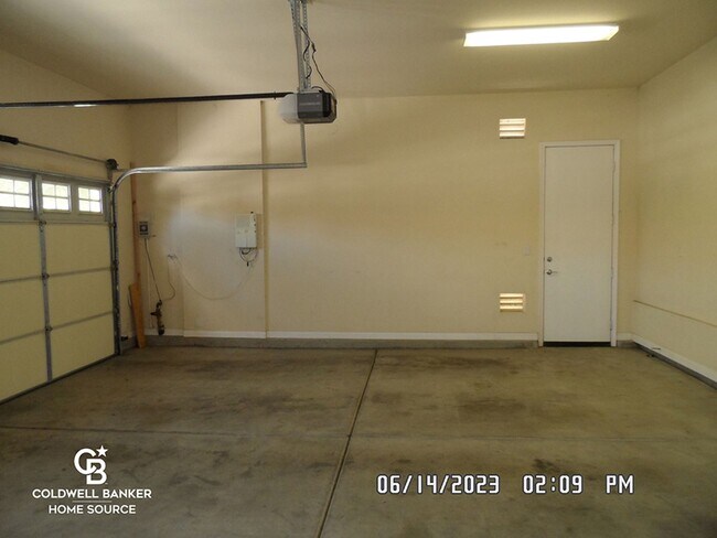 Building Photo - Sun City 55+ Gated Community, Golf Course, Clubhouse, 2 Bedroom, 2.5 Bathrooms, 2.5 Car Garage, 2...