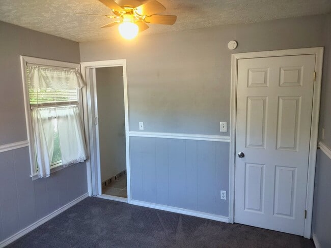 Building Photo - Charming 2-Bedroom Upper Duplex Unit in Ogden!