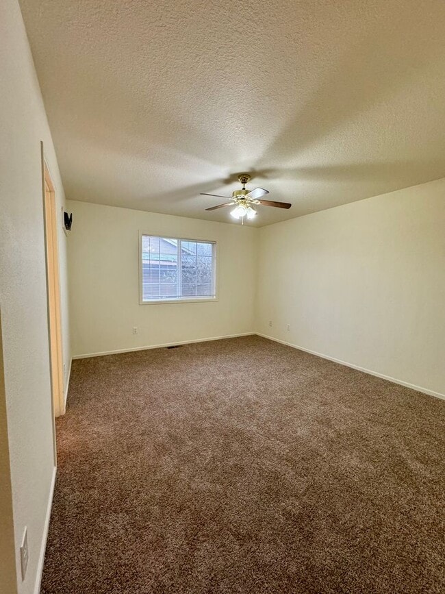 Building Photo - Adorable Home in SW Redmond with Huge Back...
