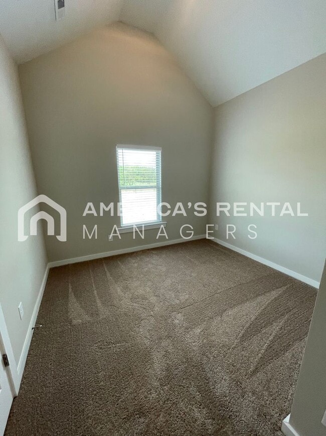 Building Photo - Available Now!! PRICE REDUCTION*** SIGN A ...