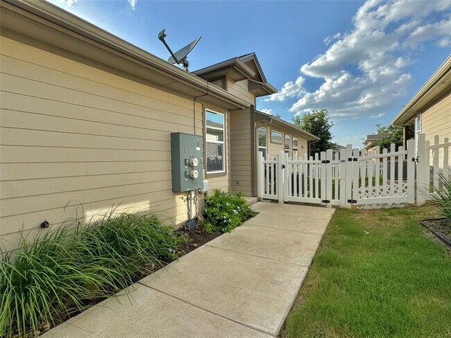 Building Photo - 1701 Logan Dr