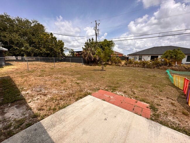 Building Photo - 137 SE 13th St