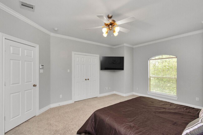 Building Photo - 9038 Lakes Dr
