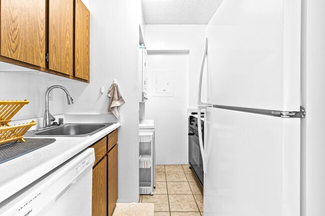 Building Photo - Cute and Newly Upgraded 1/1/1 near Ala Moana