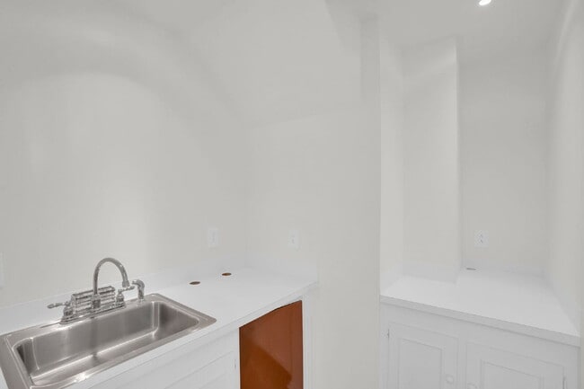 Building Photo - NOT YOUR AVERAGE 4 BEDROOM HOUSE!