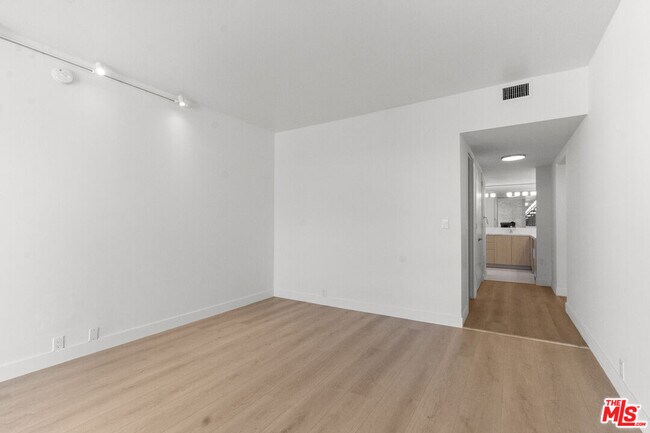 Building Photo - 320 N Maple Dr