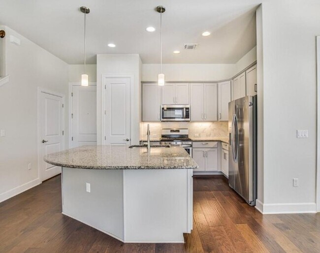 Building Photo - PRELEASING FOR BEGINNING OF JUNE! Walking Distance to Fun, Food and Friends!