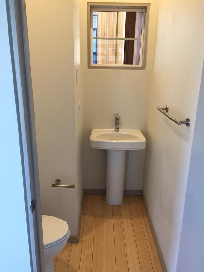 Building Photo - 2Bd/1Ba Seattle Home