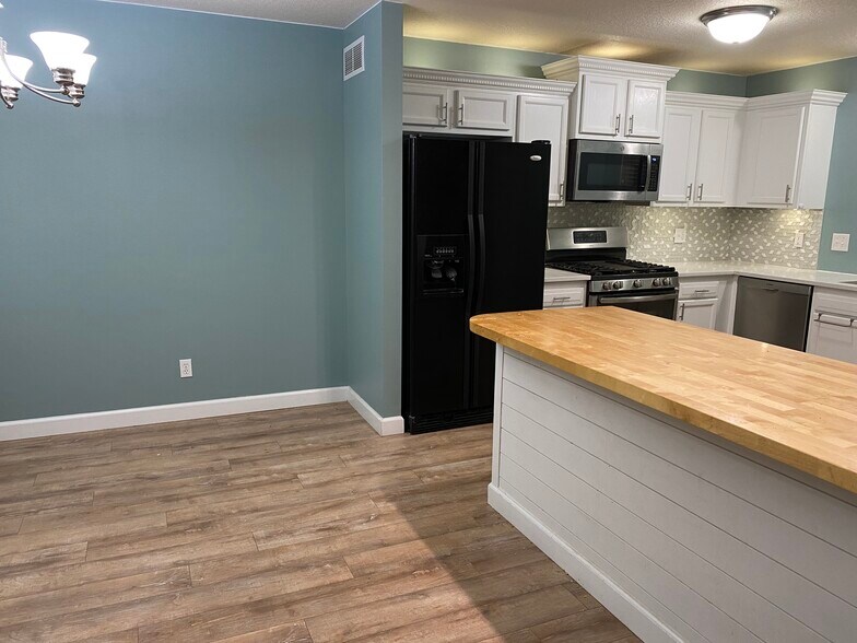 Building Photo - 2011 SW Reunion Cir