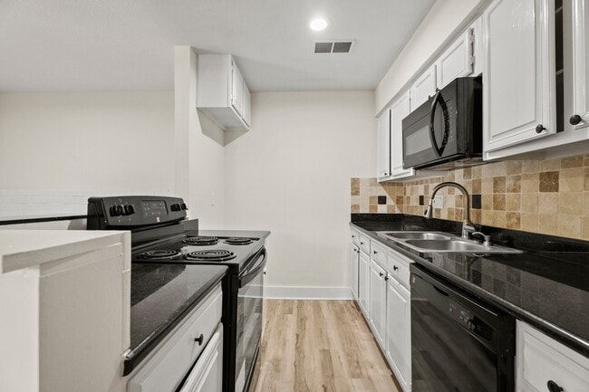 Building Photo - 2116 N Austin Ave
