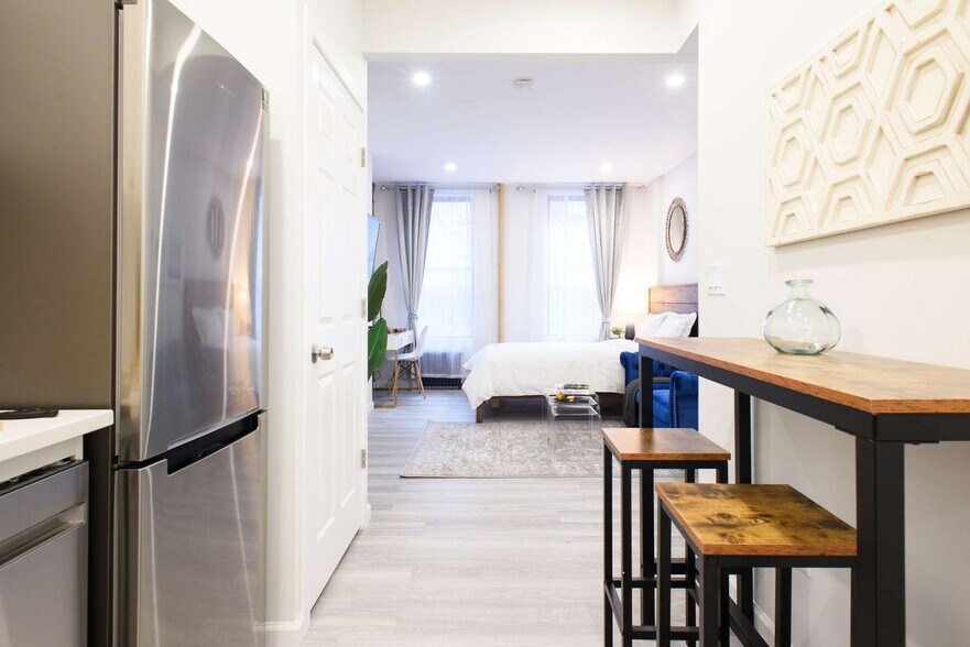 Building Photo - 240e E 75th St