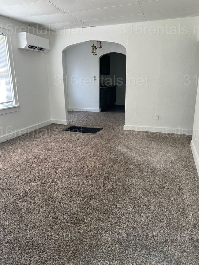 Building Photo - $825 - 2 bed 1 bath - Single Family Home