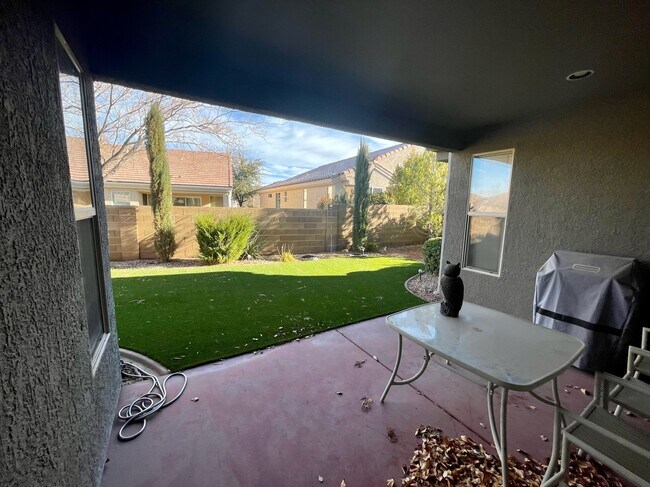 Back patio / turf grass - 4369 S Aspen Glow Dr