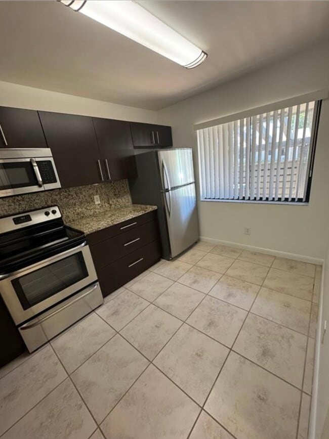 Building Photo - 445 Lakeview Dr