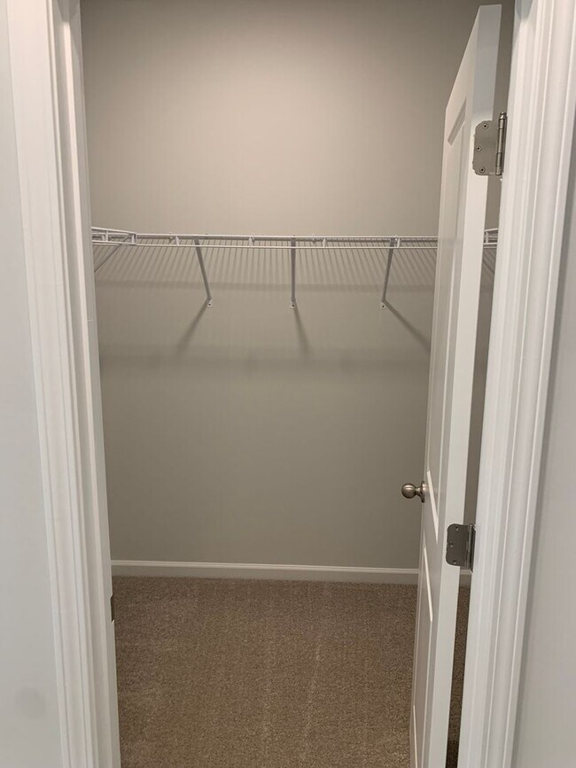 Building Photo - Modern Living in Windsor Hill