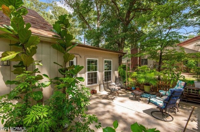 Building Photo - Exquisite One Level Townhome Quarterdeck Townes 2x2 Riverbend