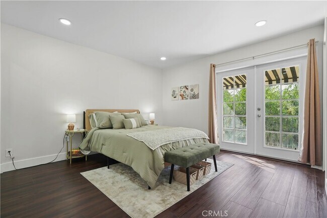 Building Photo - 7425 Vanalden Ave