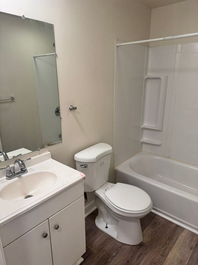 Building Photo - 3 bedroom, 1 bath, 2 story half double house