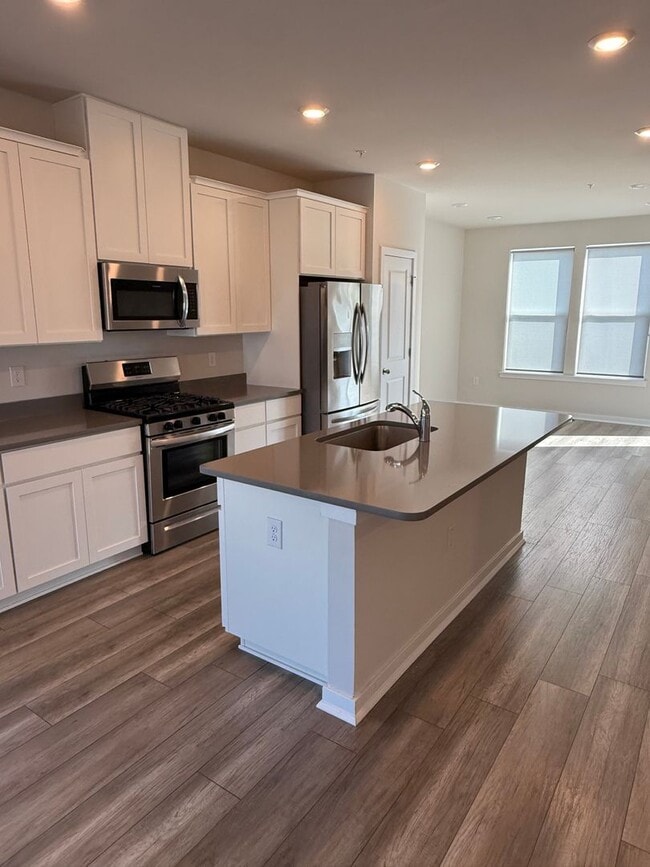 Building Photo - THREE BEDROOM/ END OF ROW TOWNHOME in Sout...