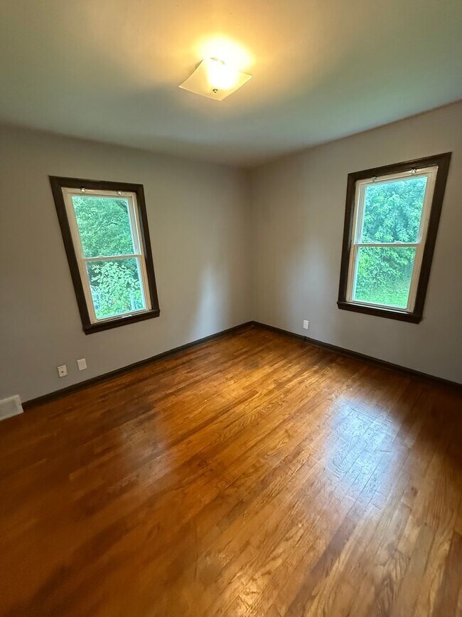 Building Photo - SECTION 8 AND EDEN ACCEPTED!! Newly Renova...