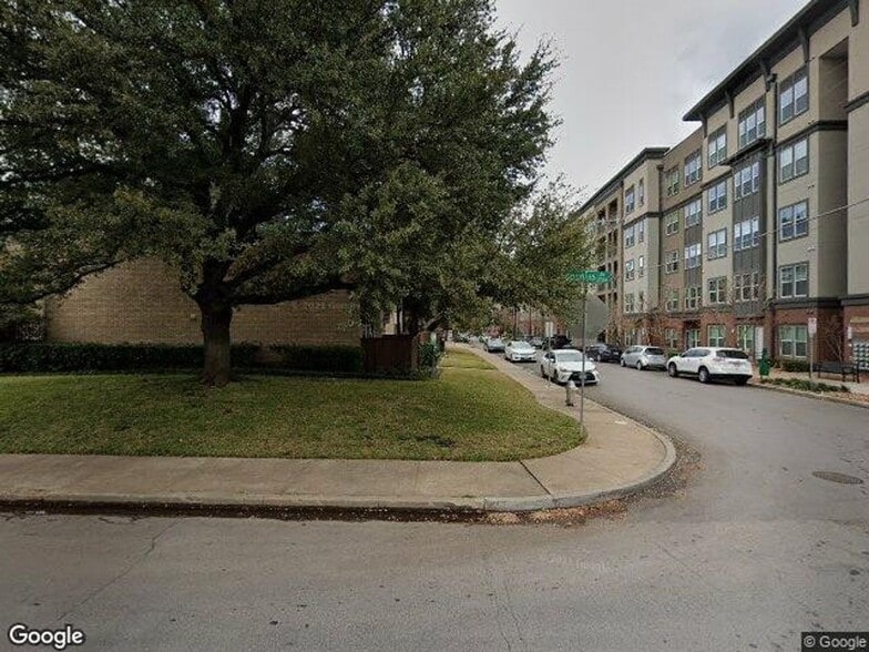 Building Photo - 2702 Douglas Ave