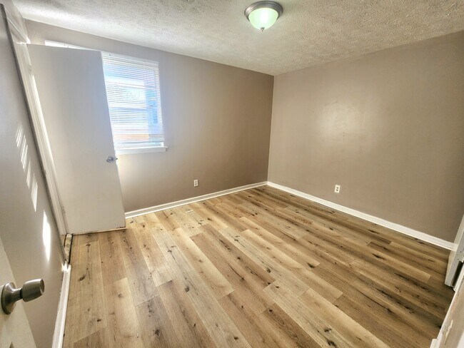 Building Photo - 102 White Oak Dr