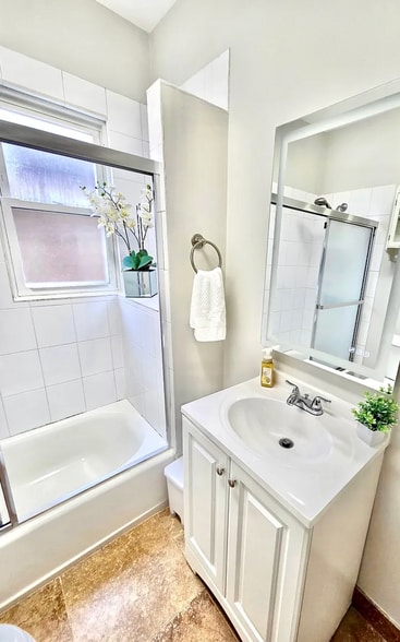 Building Photo - 2009 N Bingham St