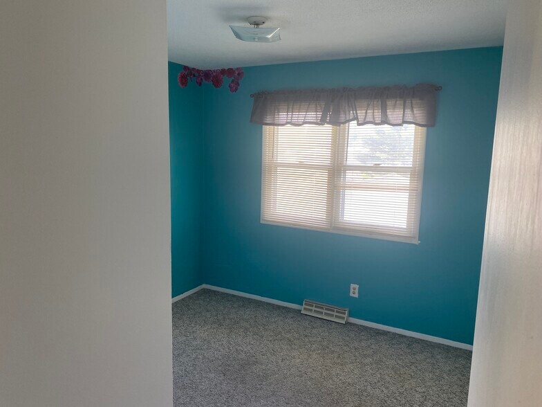 This room has since been painted (tenants have been in since 2021) - 1018 W 10th St