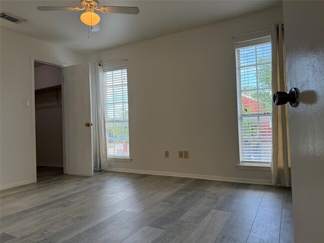 Building Photo - 2626 Holly Hall St