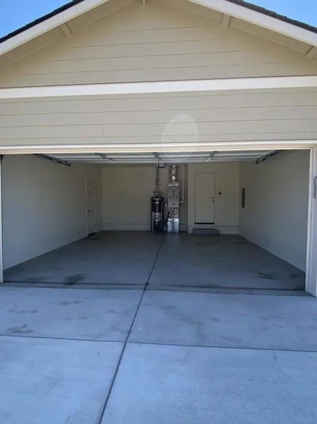 Building Photo - BarB01