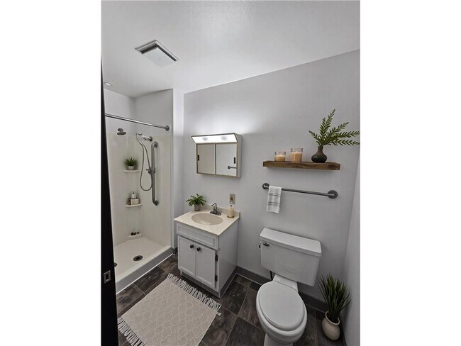 Building Photo - 306 S East St