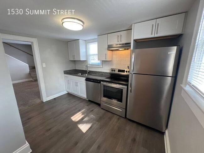 Building Photo - 1530 Summit St