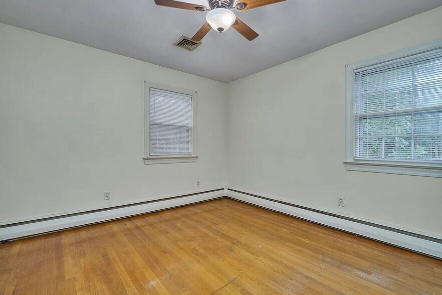 Building Photo - 4376 Lynnville Crescent