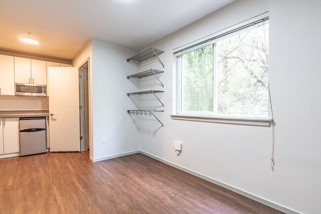 Interior Photo - Alcove Delridge