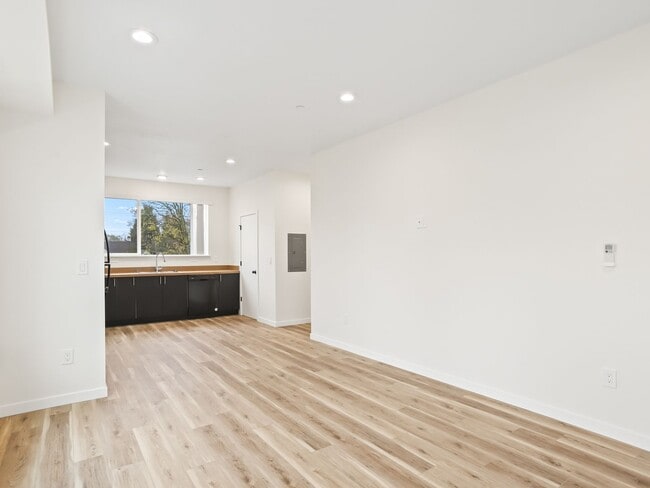 Building Photo - Vancouver Townhouses - Get 1 Month Free!