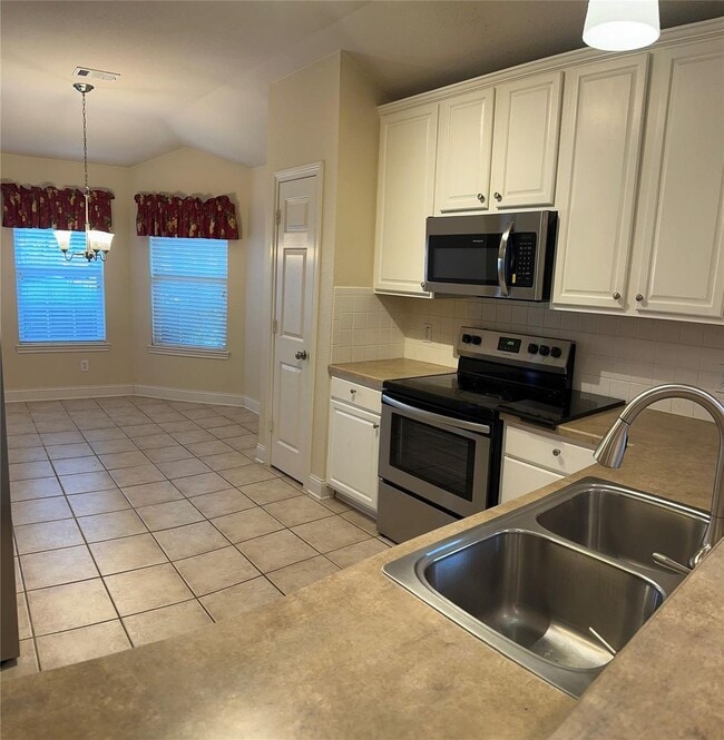 Building Photo - Beautifully Maintained Home on Premium Lot...