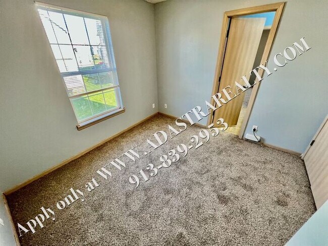 Building Photo - Spacious 3 Bed, 2 Bath, 2 Half Bath Townhome in Lee's Summit-Available NOW!!
