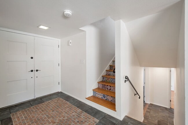 Building Photo - 6 Bed/4.5 Bath Home Close to ASU