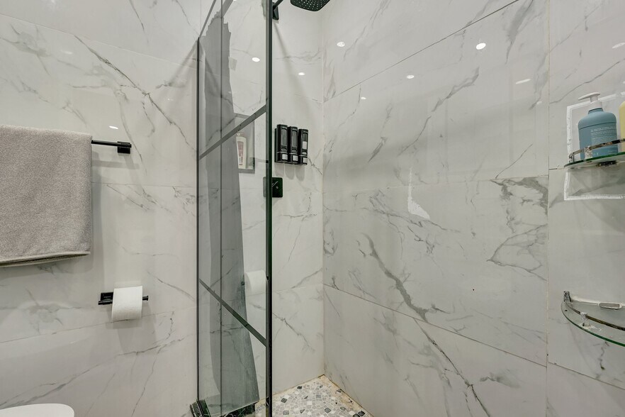 Building Photo - 18600 NE 7th Ct