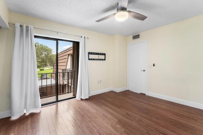 Building Photo - 1024 10th Ln