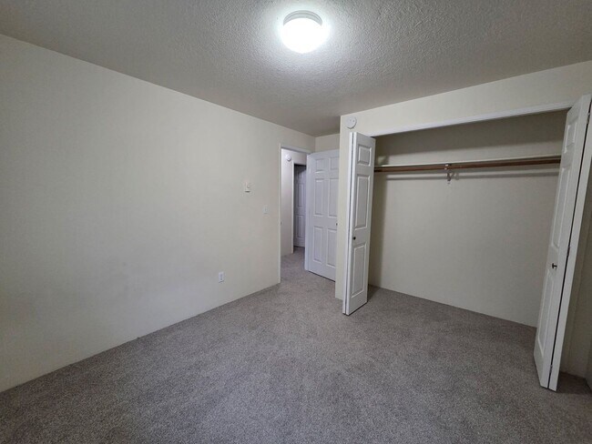 Building Photo - 2 Bed/1 Bath Apartment in NE Bend - Wichita Way