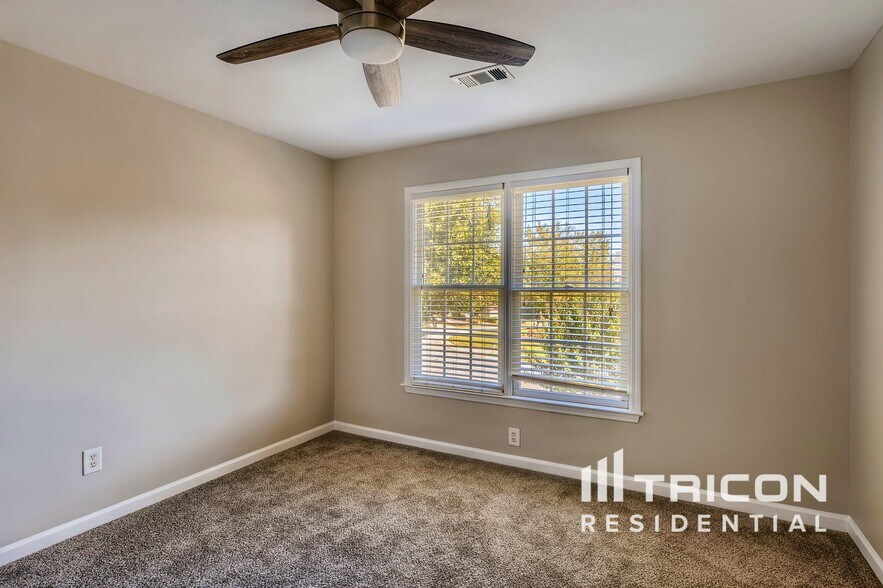 Building Photo - 206 Brightwater Dr