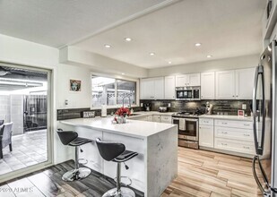 Building Photo - 8111 E Vista Dr