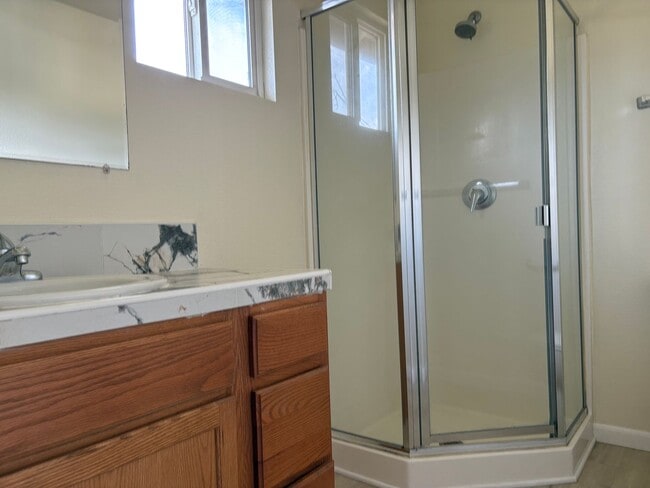 Building Photo - Darling apartment in mid town