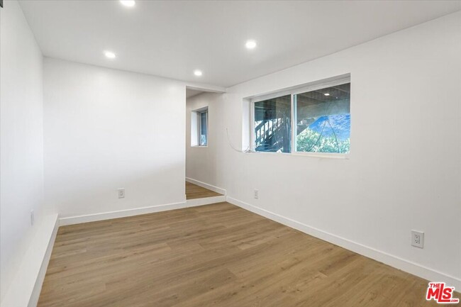 Building Photo - 962 N Tigertail Rd